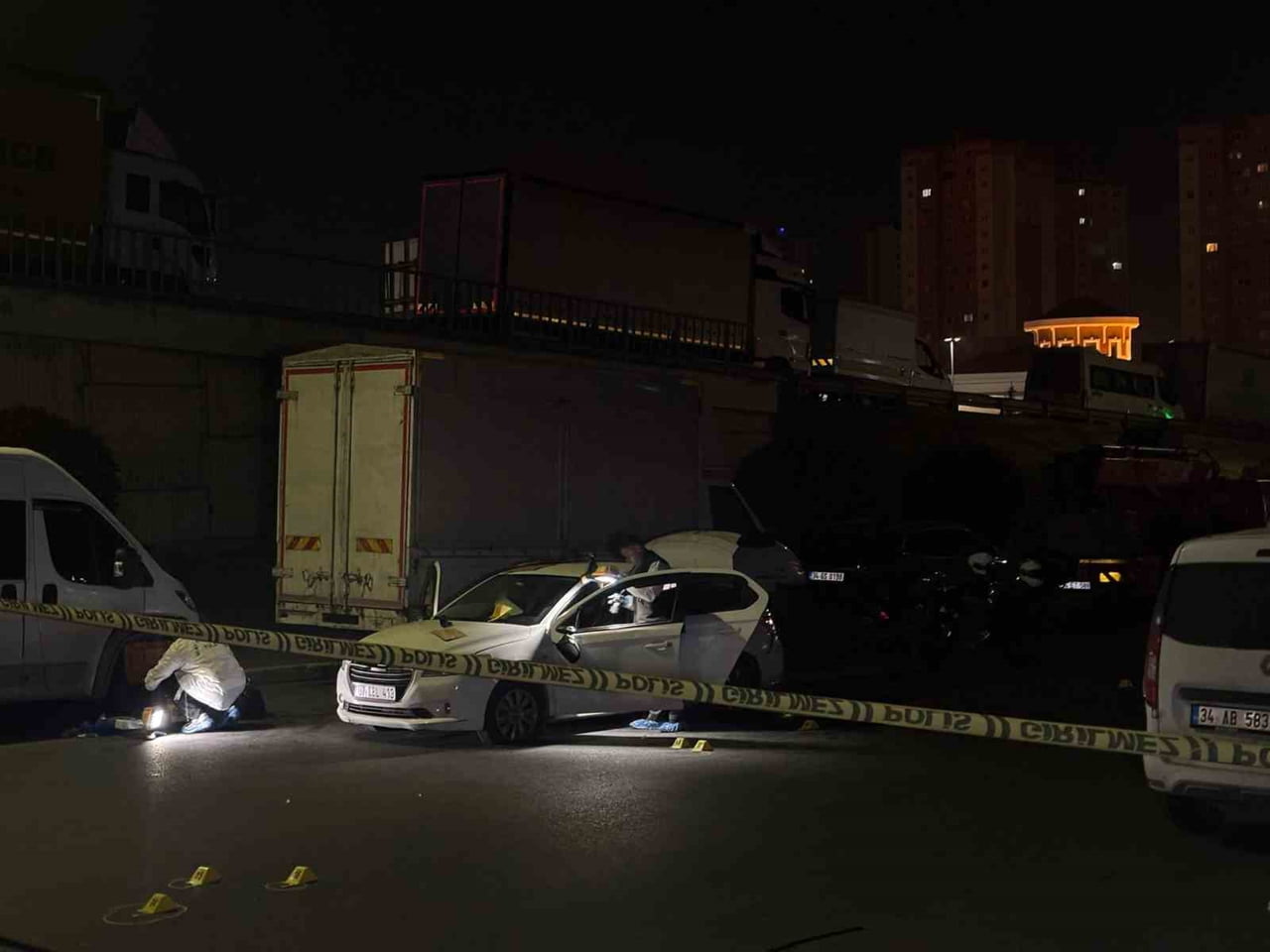 KÜÇÜKÇEKMECE’DE BİR OTOMOBİL DUR İHTARINA UYMADI: 1 POLİS YARALANDI
