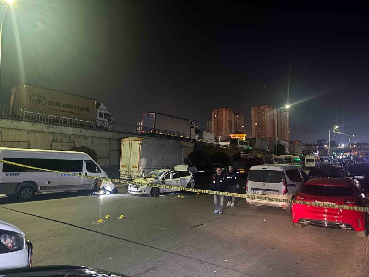 KÜÇÜKÇEKMECE’DE BİR OTOMOBİL DUR İHTARINA UYMADI: 1 POLİS YARALANDI