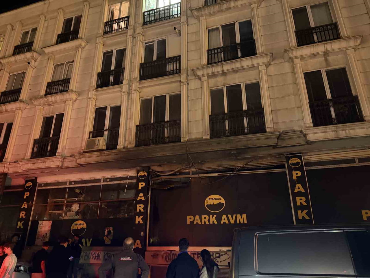 KÜÇÜKÇEKMECE’DE İŞ YERİNDE ÇIKAN YANGINDA 3 KİŞİ DUMANDAN ETKİLENDİ. YANGIN İTFAİYE EKİPLERİNCE...