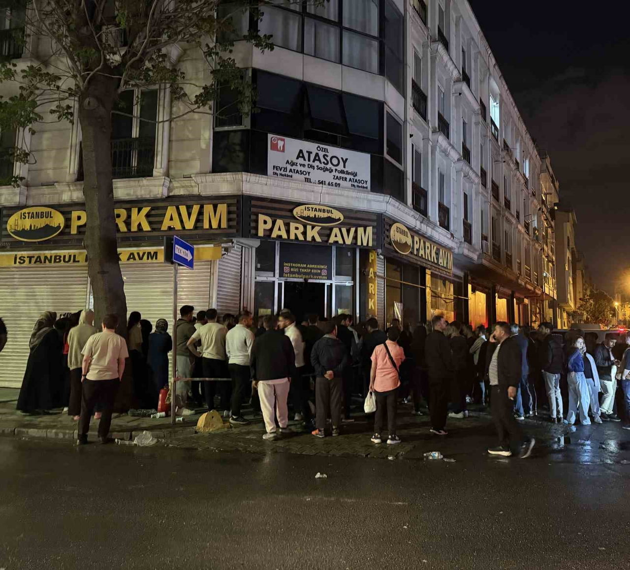 KÜÇÜKÇEKMECE’DE İŞ YERİNDE ÇIKAN YANGINDA 3 KİŞİ DUMANDAN ETKİLENDİ. YANGIN İTFAİYE EKİPLERİNCE...