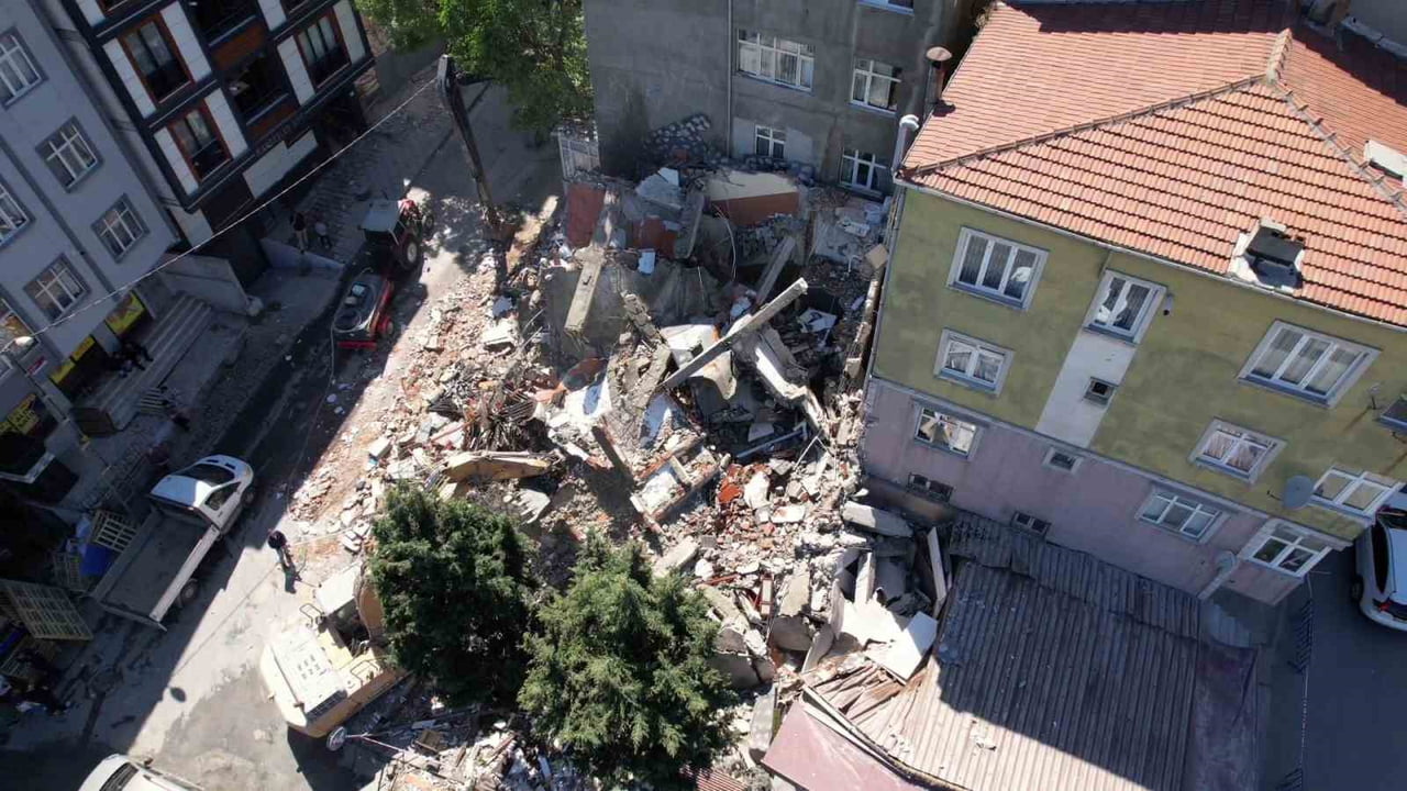KÜÇÜKÇEKMECE’DE KENTSEL DÖNÜŞÜM ÇALIŞMASI YAPILAN 5 KATLI BİNA ÇÖKTÜ