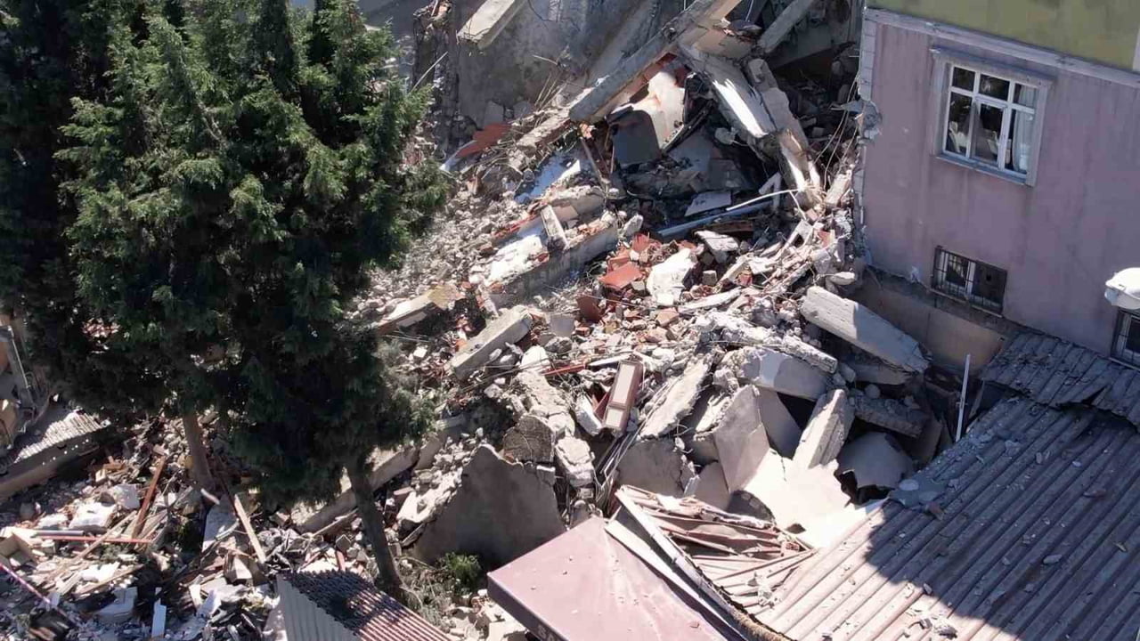 KÜÇÜKÇEKMECE’DE KENTSEL DÖNÜŞÜM ÇALIŞMASI YAPILAN 5 KATLI BİNA ÇÖKTÜ