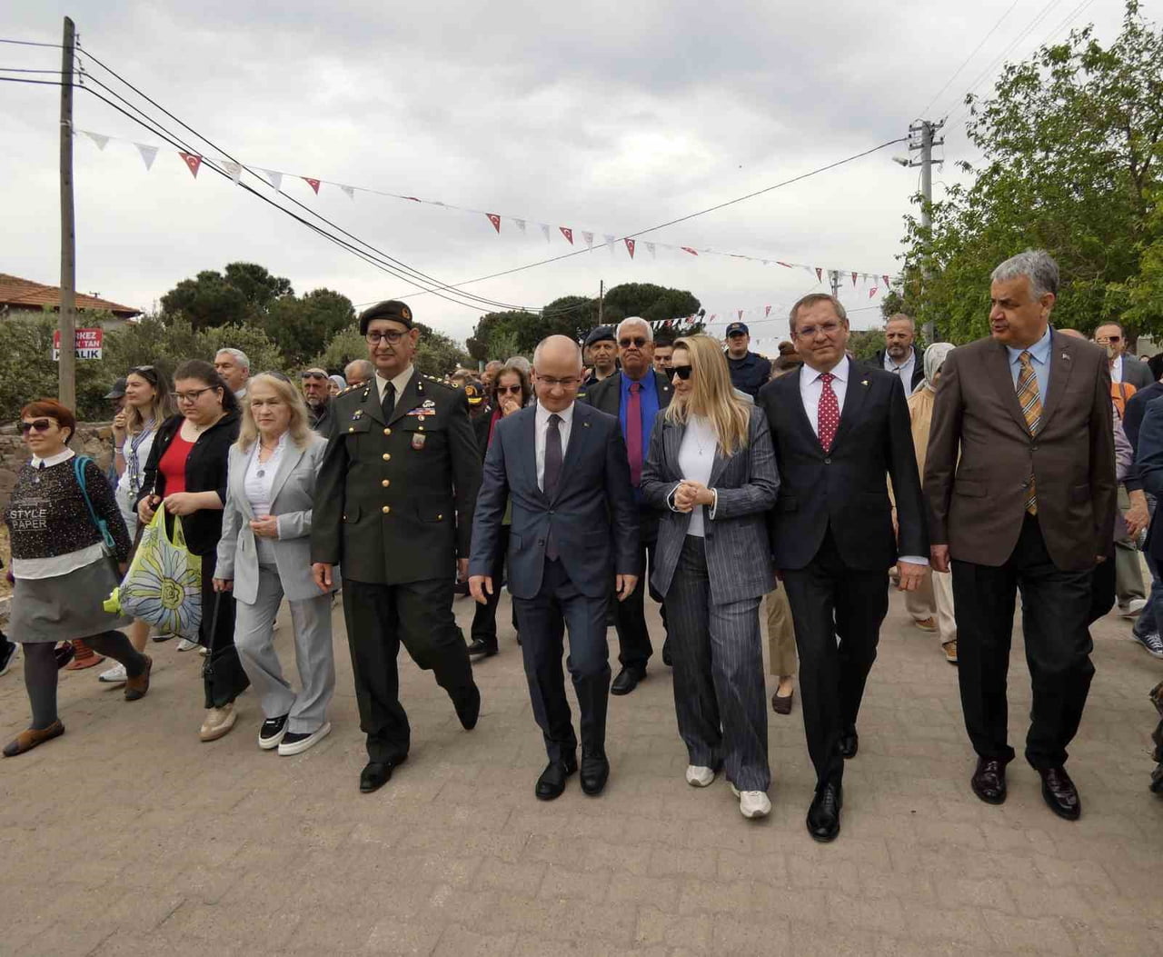 KÜÇÜKKÖY SOKAKLARINDA GERÇEKLEŞTİRİLEN KORTEJ YÜRÜYÜŞÜNE; AYVALIK KAYMAKAMI HASAN YAMAN, BELEDİYE...