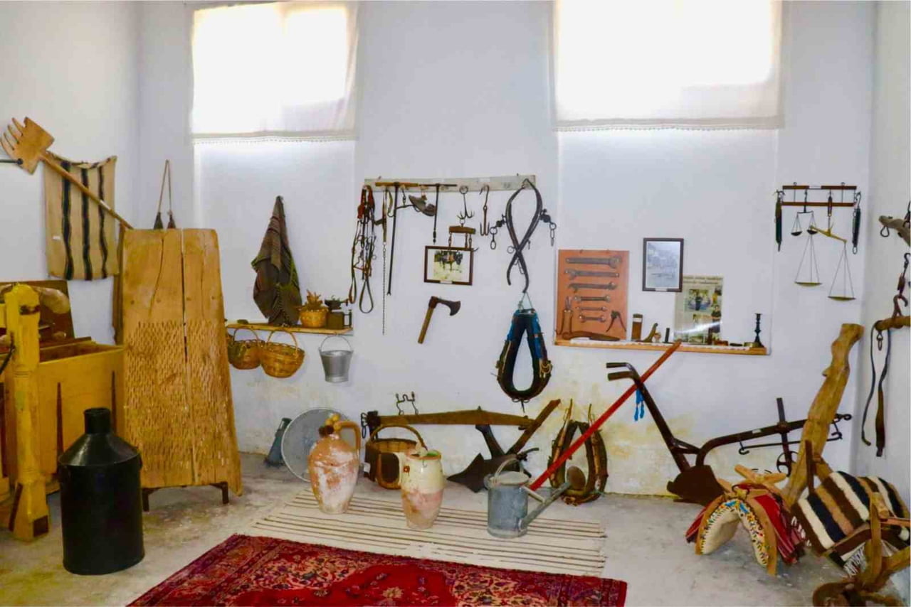 KÜLTÜR EVİNDE; EL SANATLARI ÜRÜNLERİ, GELENEKSEL KÖY ODASI, YÖRESEL KIYAFETLER, ESKİ MUTFAK...