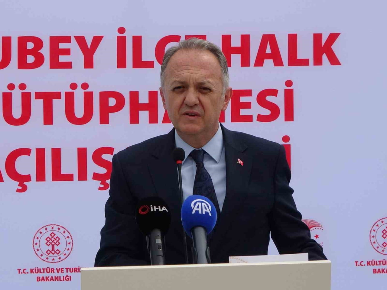 KÜLTÜR VE TURİZM BAKAN YARDIMCISI GÖKHAN YAZGI KÜRSÜDE KANUŞMA YAPARKEN.