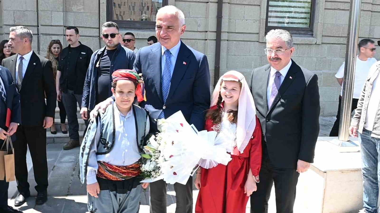 KÜLTÜR VE TURİZM BAKANI MEHMET NURİ ERSOY, ESKİŞEHİR VALİLİĞİ'Nİ ZİYARET ETTİ.