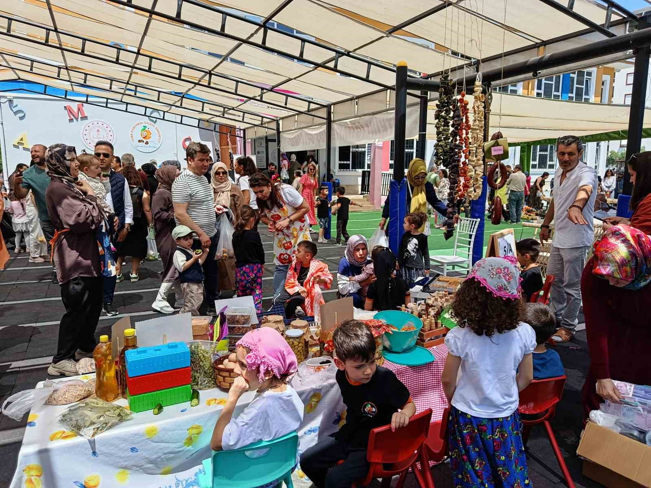 KUMLUCA İLÇESİNDE ANAOKULU ÖĞRENCİLERİ, ÖĞRETMENLERİ VE AİLELERİ ÖNCÜLÜĞÜNDE KURDUKLARI MİNİ HALK...