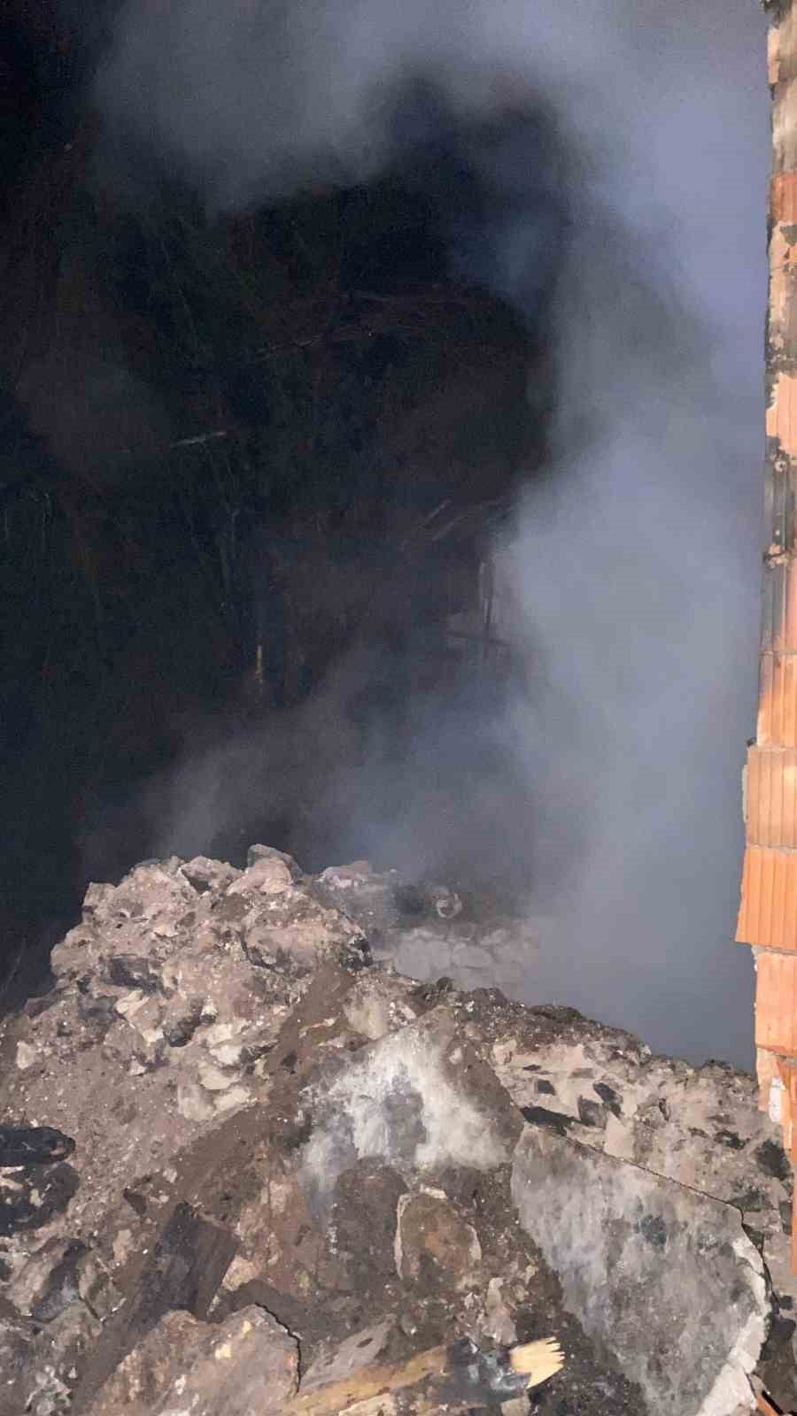 KUMLUCA İLÇESİNDE ÇIKAN YANGINDA TEK KATLI MÜSTAKİL EV KULLANILAMAZ HALE GELDİ