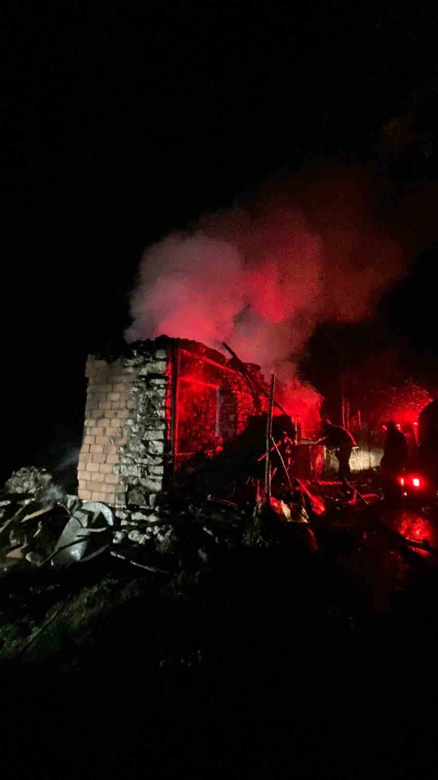 KUMLUCA İLÇESİNDE ÇIKAN YANGINDA TEK KATLI MÜSTAKİL EV KULLANILAMAZ HALE GELDİ