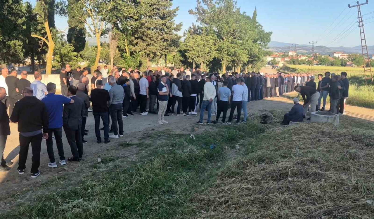 KÜPLÜ BELDESİNDE YAKLAŞIK BİR ASIRDIR SÜRDÜRÜLEN MEZARLIKTA BAYRAMLAŞMA GELENEĞİ BU KURBAN...