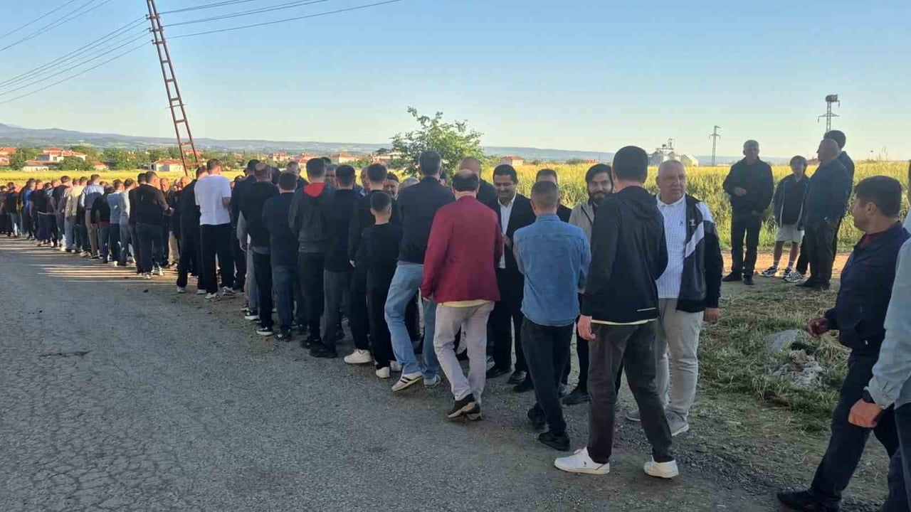 KÜPLÜ BELDESİNDE YAKLAŞIK BİR ASIRDIR SÜRDÜRÜLEN MEZARLIKTA BAYRAMLAŞMA GELENEĞİ BU KURBAN...