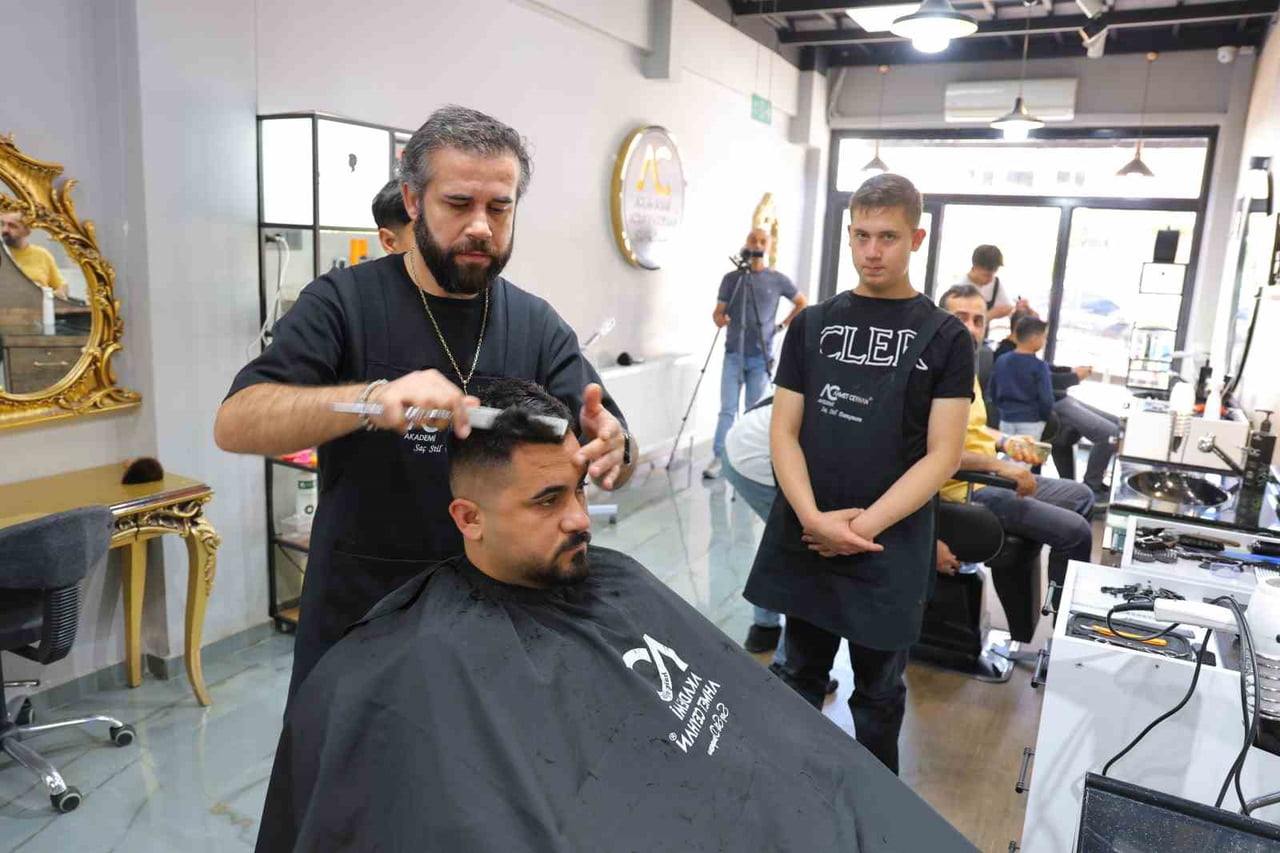 KURBAN BAYRAM AREFESİ ÖNCESİNDE YOĞUN MESAİ YAPAN BERBER DÜKKÂNINDA RANDEVU SİSTEMİYLE HİZMET...
