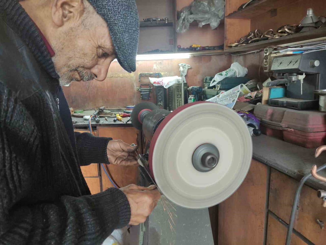KURBAN BAYRAMI'NA SAYILI GÜNLER KALA ARDAHAN'DA KURBAN KESECEK VATANDAŞLAR BIÇAKLARINI BİLETLEMEYE...
