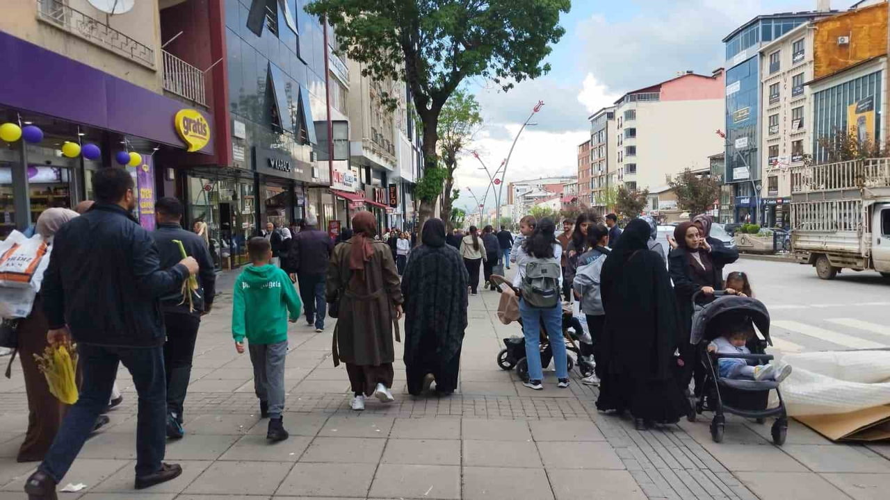 KURBAN BAYRAMI'NA SAYILI GÜNLER KALA MUŞ'TA BAYRAM ALIŞVERİŞİ YOĞUNLUĞU YAŞANMAYA BAŞLADI.