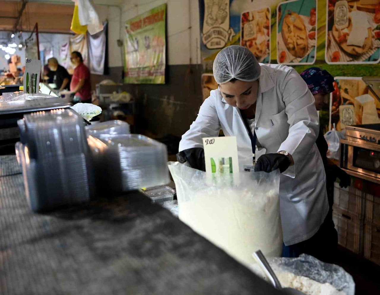 KURBAN BAYRAMI'NA SAYILI GÜNLER KALA SAHAYA İNEN KUŞADASI BELEDİYESİ ZABITA EKİPLERİ GIDA...