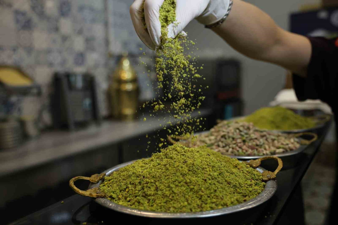 KURBAN BAYRAMI'NA SAYILI GÜNLER KALA TATLICILARDA YOĞUNLUK YAŞANIRKEN, ADANALI TATLICI...