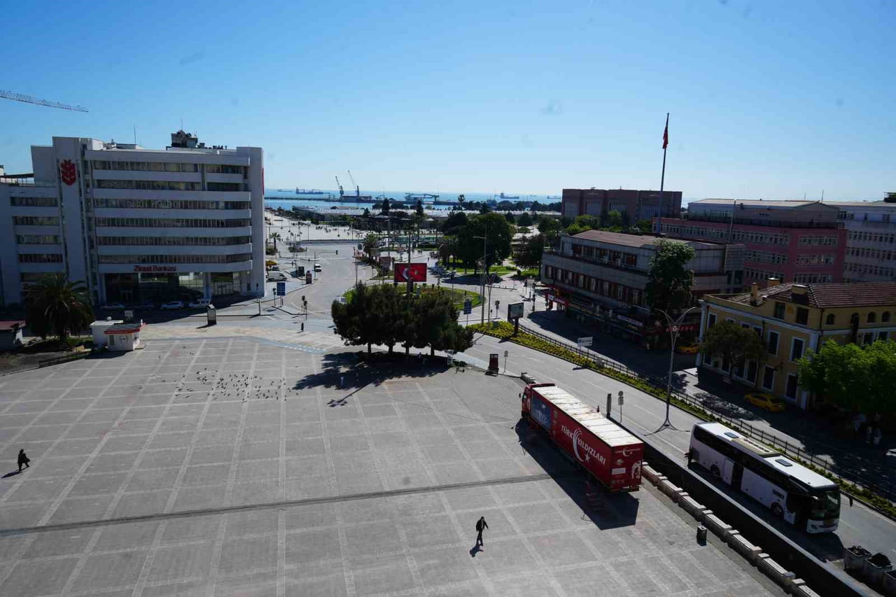 KURBAN BAYRAMI'NIN BİRİNCİ GÜNÜNDE SAMSUN'UN CADDE VE SOKAKLARI SESSİZLİĞE BÜRÜNDÜ.