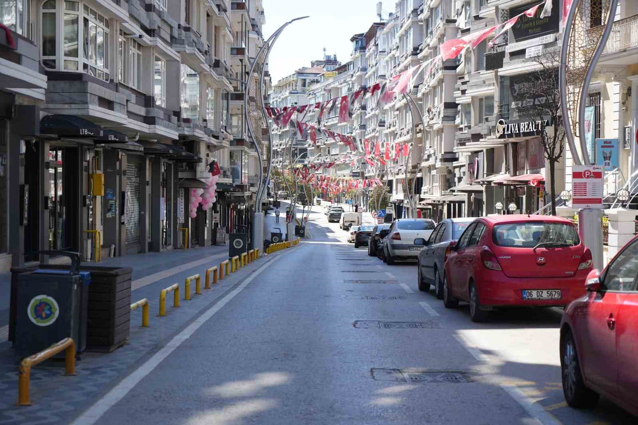 KURBAN BAYRAMI'NIN BİRİNCİ GÜNÜNDE SAMSUN'UN CADDE VE SOKAKLARI SESSİZLİĞE BÜRÜNDÜ.