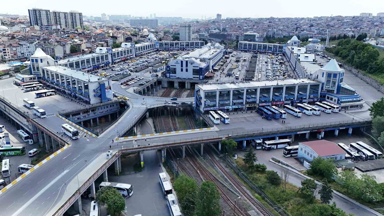 KURBAN BAYRAMI AREFESİNDE ŞEHİRLERARASI YOLCU YOĞUNLUĞUNUN ARTTIĞI BÜYÜK İSTANBUL OTOGARI’NDA...