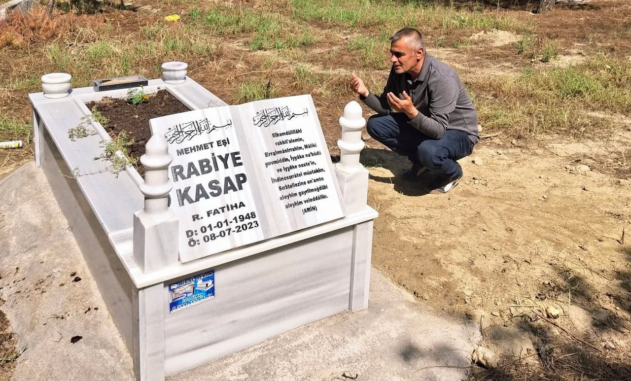 KURBAN BAYRAMI AREFESİNDE SELENDİ’DE MEZARLIKLAR ZİYARETÇİ AKININA UĞRADI. VATANDAŞLAR...