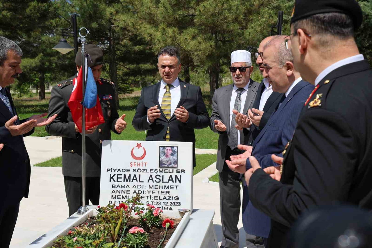 KURBAN BAYRAMI DOLAYISIYLA KENTTEKİ ŞEHİTLİKLERİ ZİYARET EDEN ELAZIĞ PROTOKOLÜ VE ŞEHİT AİLELERİ...