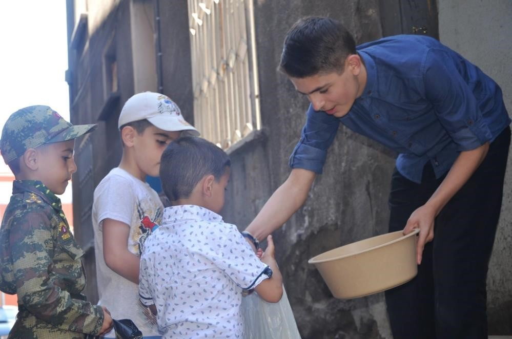 KURBAN BAYRAMI’NA BİR GÜN KALA ERZURUMLU ÇOCUKLARIN ARİFE GÜNÜ VAZGEÇMEDİKLERİ BİR GELENEK OLAN...