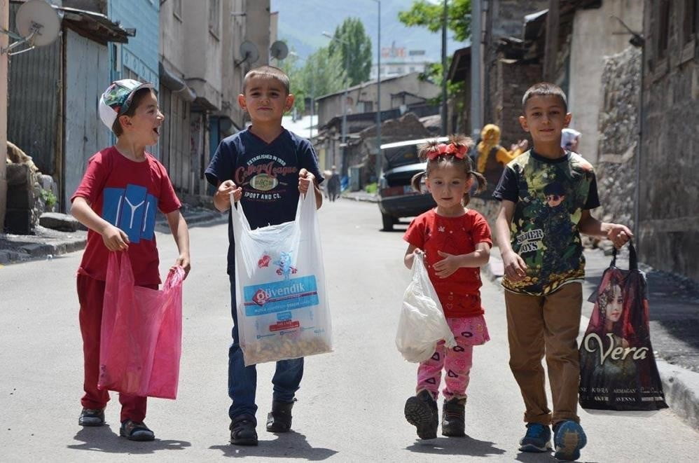 KURBAN BAYRAMI’NA BİR GÜN KALA ERZURUMLU ÇOCUKLARIN ARİFE GÜNÜ VAZGEÇMEDİKLERİ BİR GELENEK OLAN...