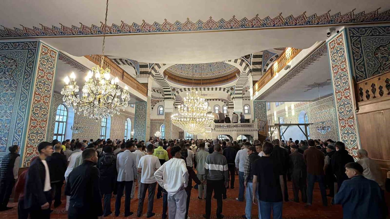 KURBAN BAYRAMI NAMAZI DÜZCE GENELİNDEKİ TÜM CAMİLERDE YOĞUN KATILIMLA EDA EDİLDİ. ŞEHİR...