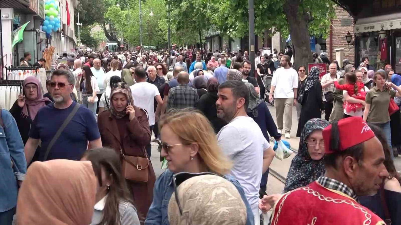 KURBAN BAYRAMI ÖNCESİ BURSA ÇARŞISINDA ALIŞVERİŞ YOĞUNLUĞU ARTARKEN, KASAP VE ŞEKERLEME ESNAFI...