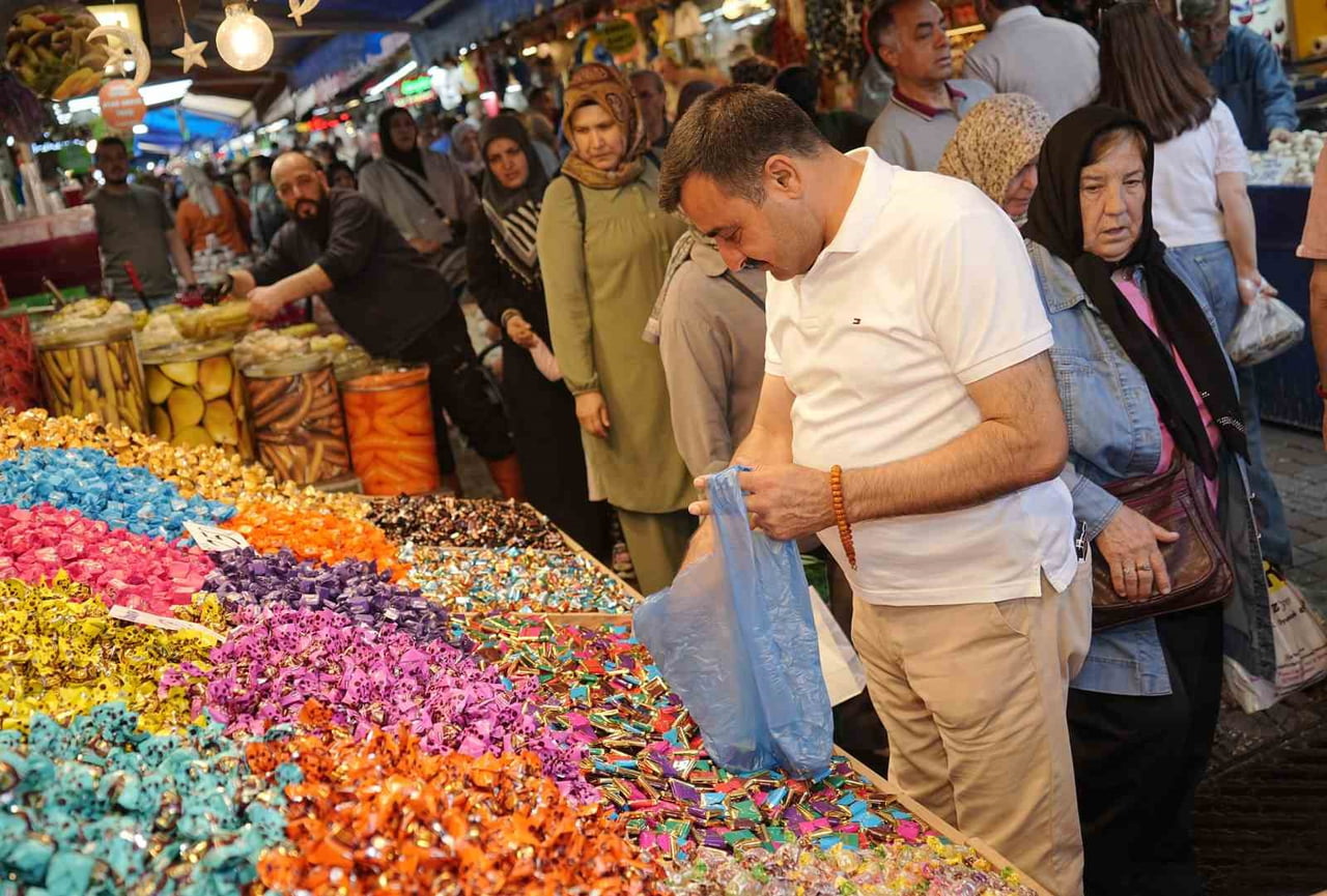 KURBAN BAYRAMI ÖNCESİ BURSA ÇARŞISINDA ALIŞVERİŞ YOĞUNLUĞU ARTARKEN, KASAP VE ŞEKERLEME ESNAFI...