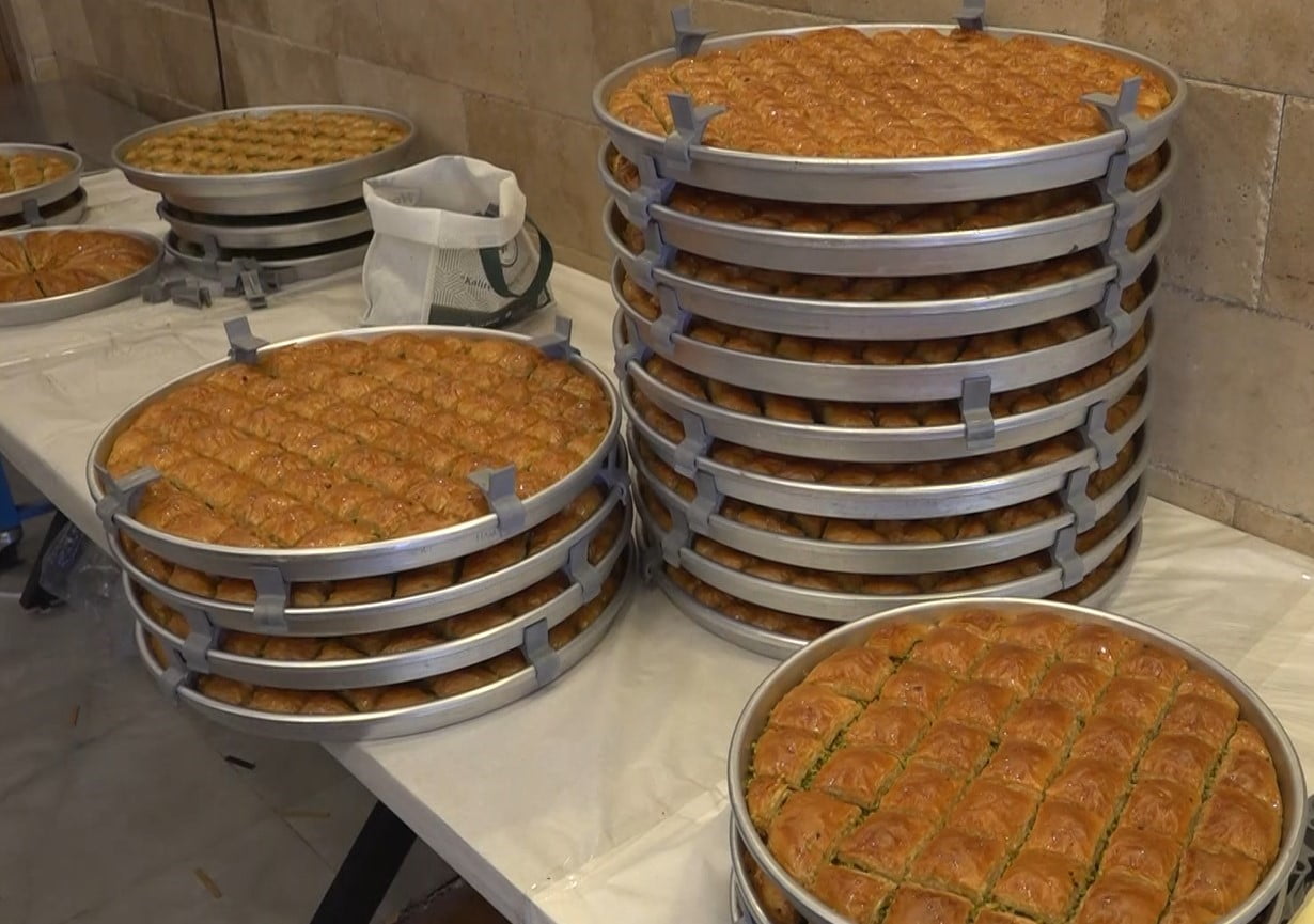 KURBAN BAYRAMI ÖNCESİ GAZİANTEP’TEKİ BAKLAVACILARDA YOĞUNLUK ARTARKEN, ARTAN TALEPLERE YETİŞMEYE...