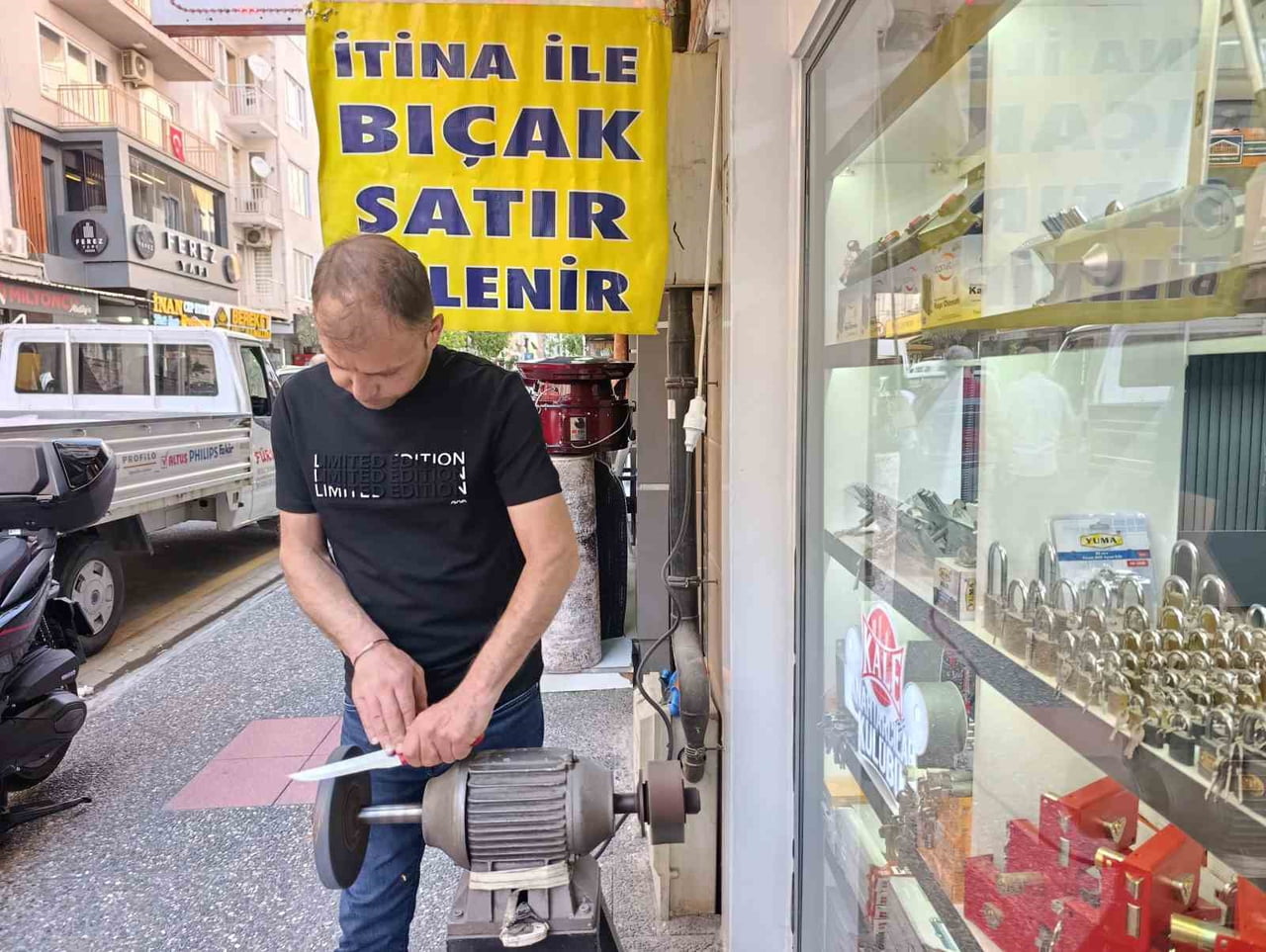 KURBAN BAYRAMI ÖNCESİNDE BIÇAKLARINI KESKİNLEŞTİRMEK İSTEYEN VATANDAŞLAR DA BİLEME USTALARININ...