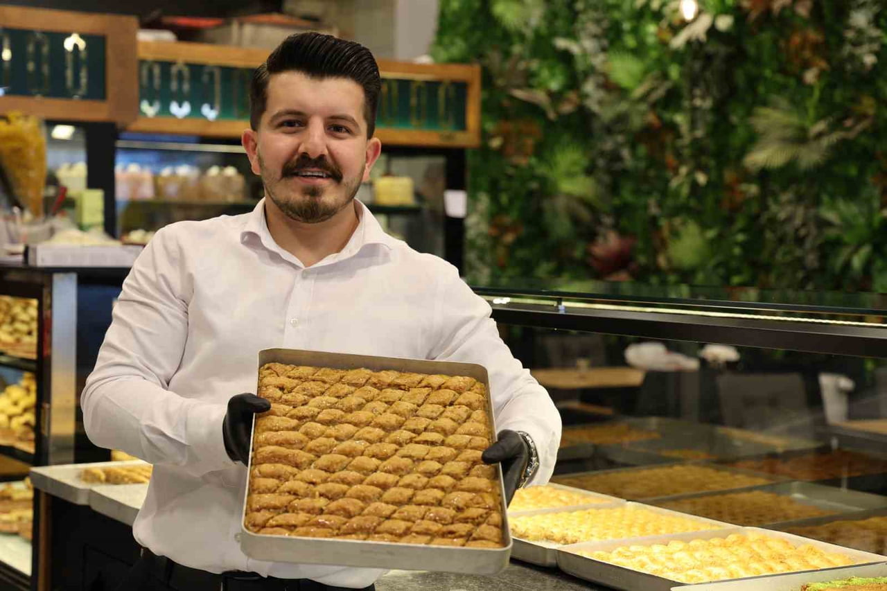 KURBAN BAYRAMI ÖNCESİNDE TÜKETİCİLERİ UYARARAK BİLGİLENDİRMELERDE BULUNAN TATLI ÜRETİCİSİ MEHMET...