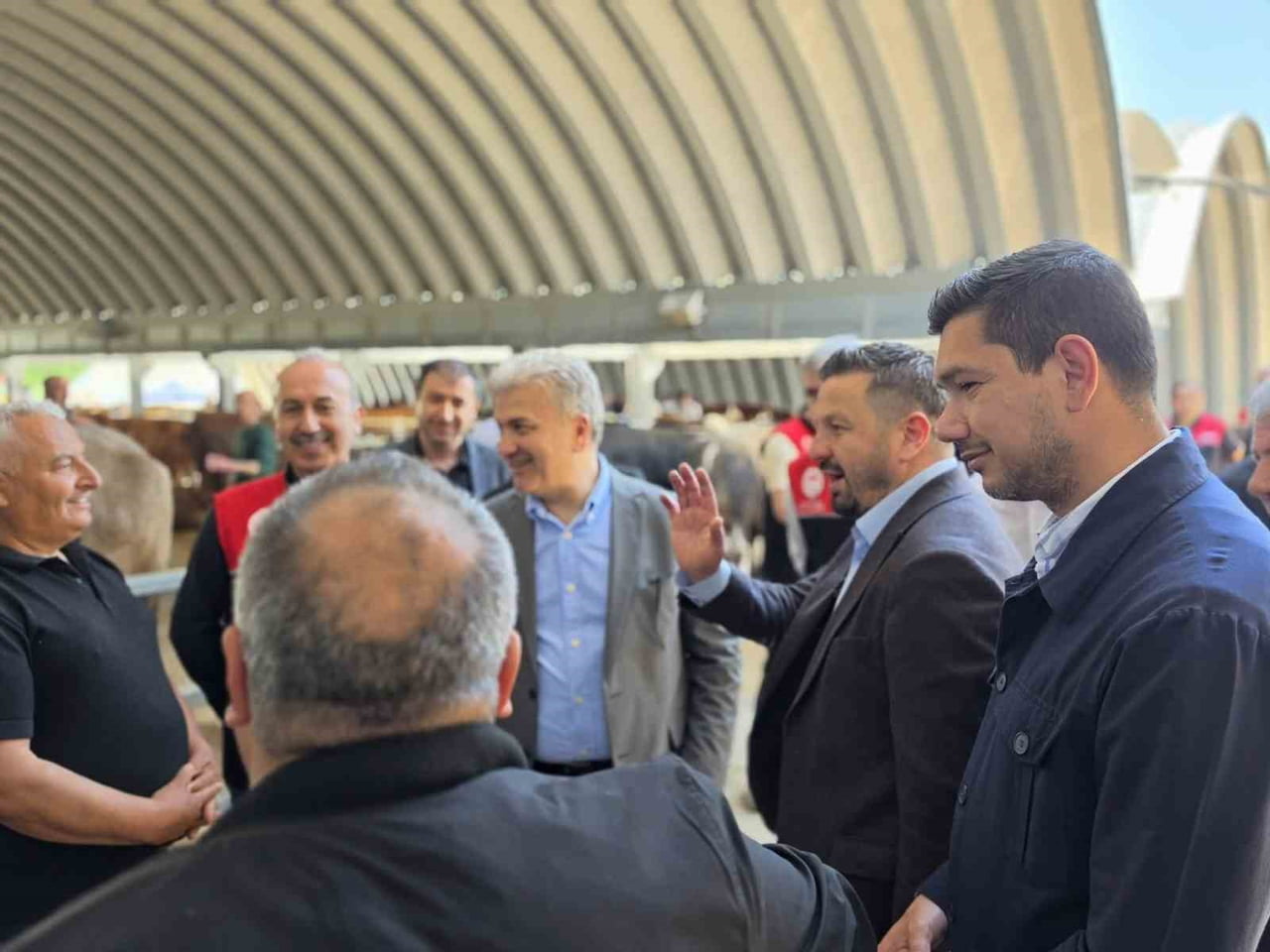 KURBAN BAYRAMI ÖNCESİNDE VATANDAŞLARLA BİR ARAYA GELMEYE DEVAM EDEN AK PARTİ İL BAŞKANI MEHMET...
