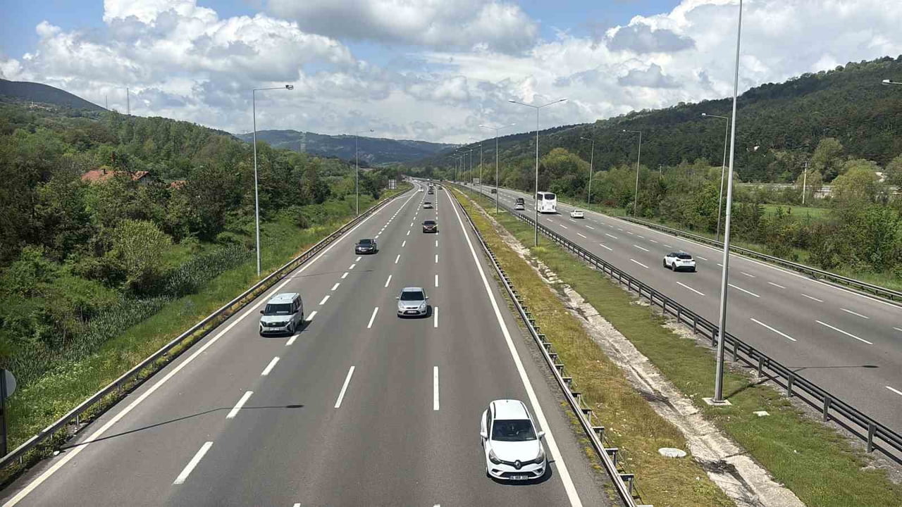 KURBAN BAYRAMI TATİLİ NEDENİYLE 3 GÜNDÜR TRAFİK ÇİLESİNİN YAŞANDIĞI TEM OTOYOLU’NUN BOLU GEÇİŞİNDE...