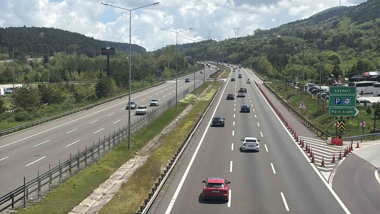 KURBAN BAYRAMI TATİLİ NEDENİYLE 3 GÜNDÜR TRAFİK ÇİLESİNİN YAŞANDIĞI TEM OTOYOLU’NUN BOLU GEÇİŞİNDE...