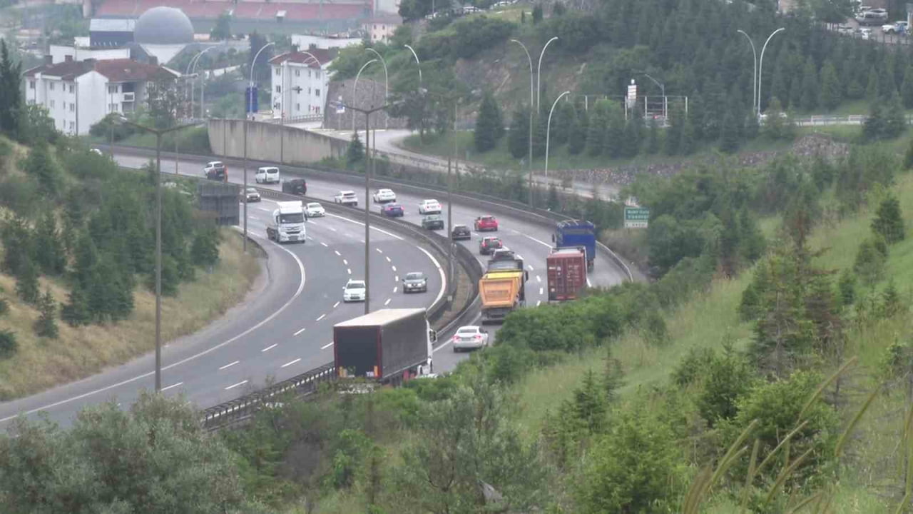 KURBAN BAYRAMI TATİLİNİN 3. GÜNÜNDE YOLA ÇIKAN VATANDAŞLAR, KUZEY MARMARA VE TEM OTOYOLU'NUN...