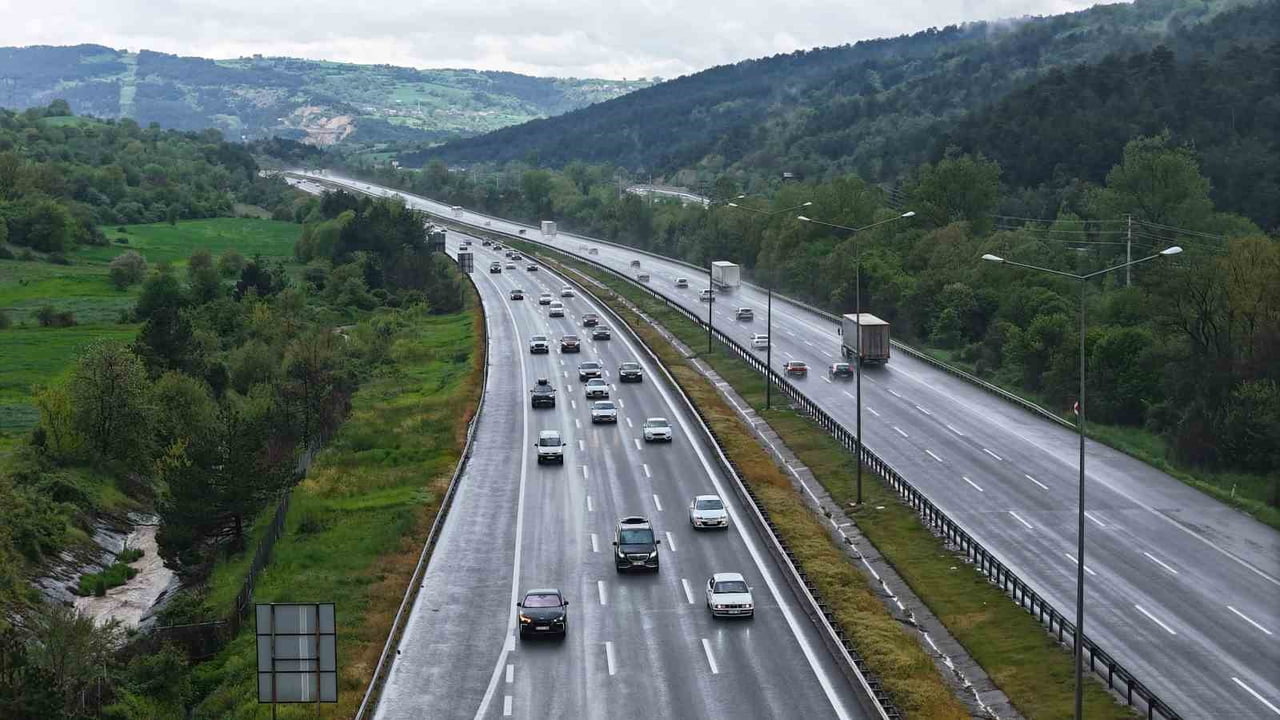 KURBAN BAYRAMI TATİLİNİN İKİNCİ GÜNÜNDE DE MEMLEKETLERİNE VE TATİL BÖLGELERİNE GİTMEK ÜZERE YOLA...