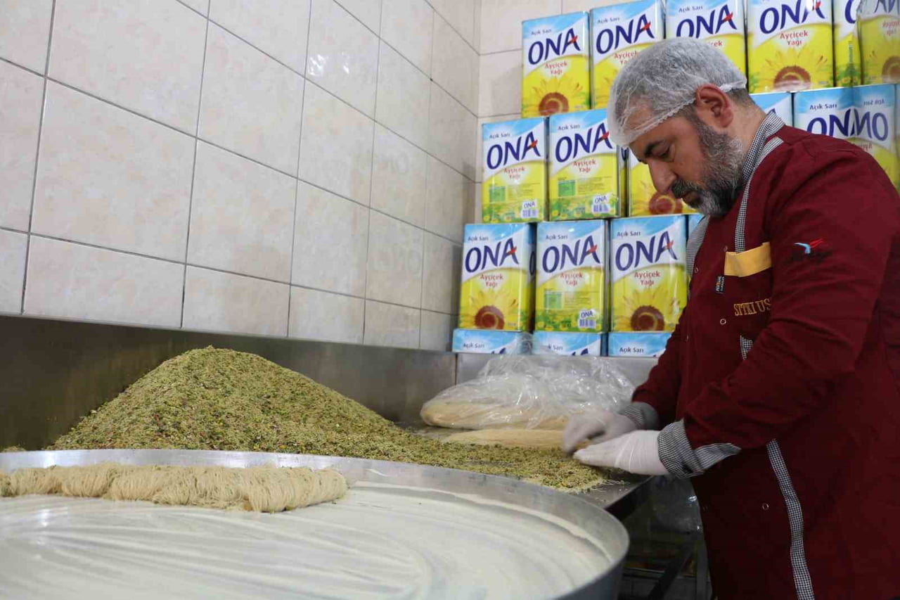 KURBAN BAYRAMI YAKLAŞIRKEN DİYARBAKIR'DA TATLICILARDA YOĞUNLUK ARTIYOR. BAYRAM SOFRALARINI...
