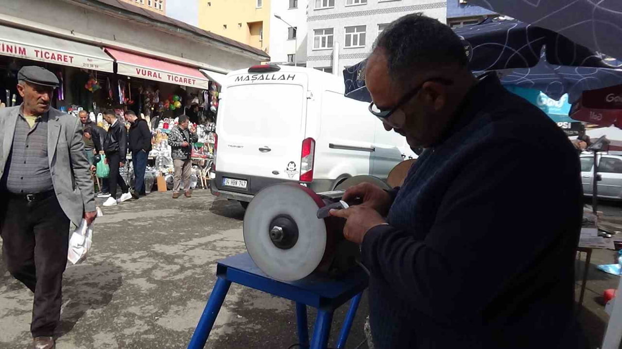 KURBAN İBADETİNİ SORUNSUZ YERİNE GETİRMEK İSTEYEN VATANDAŞLAR, YILLARDIR KULLANDIKLARI BIÇAK VE...