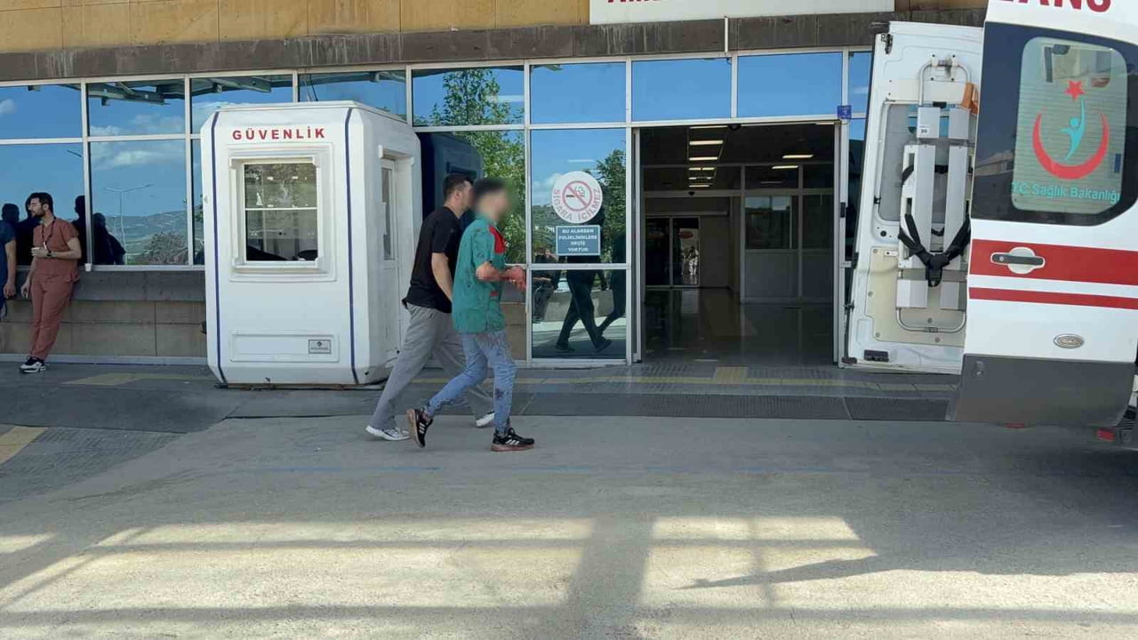 KURBAN KESERKEN YARALANAN VATANDAŞLAR HASTANEYE GELDİ