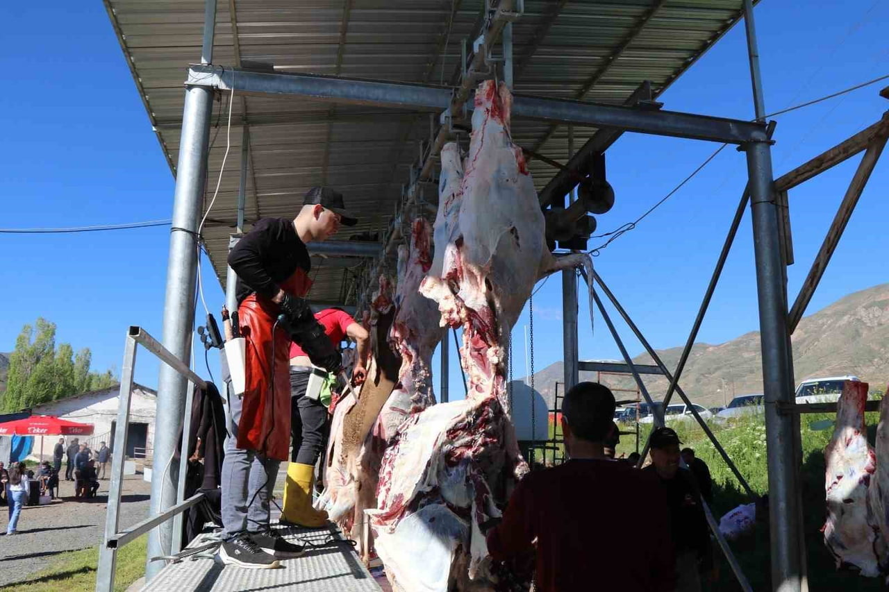 KURBAN KESİMLERİ SABAHIN ERKEN SAATLERİNDE BAŞLADI
