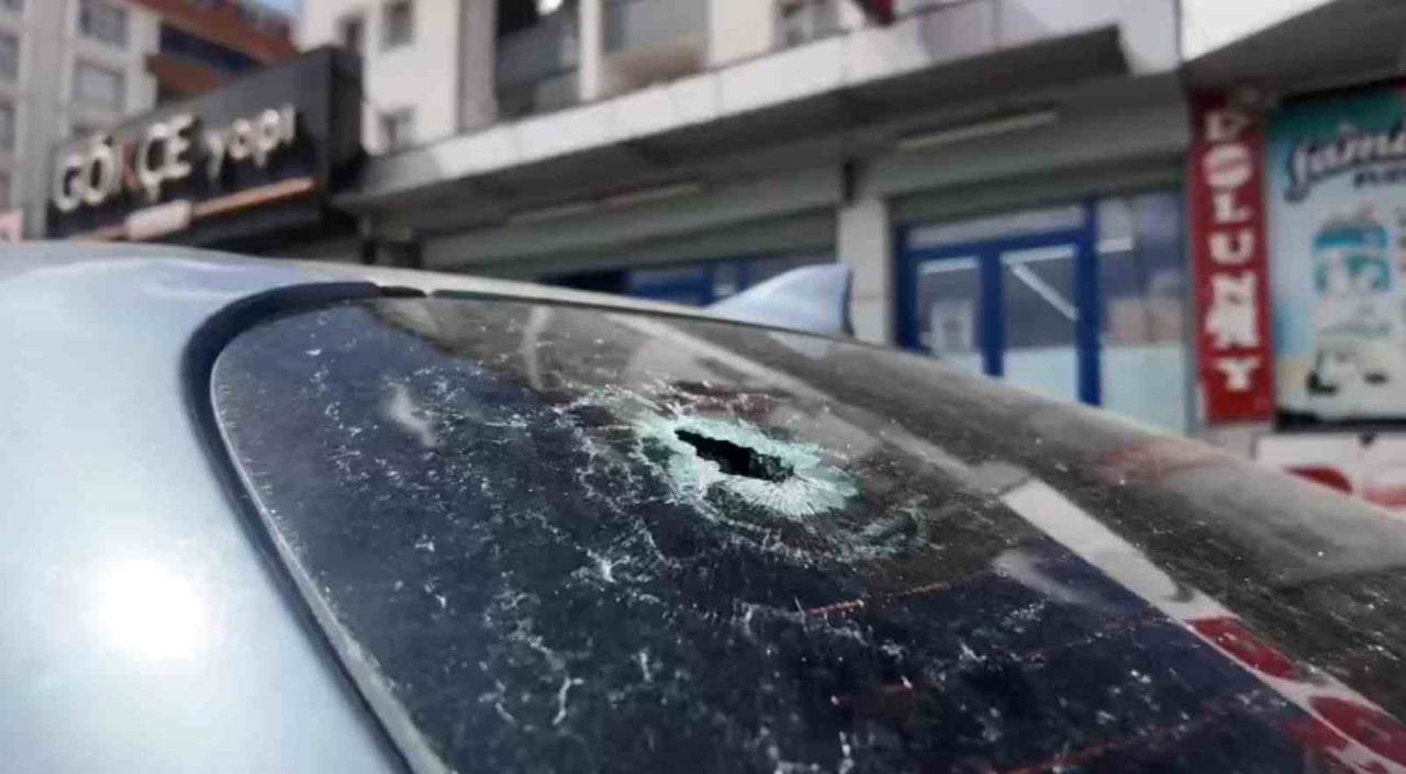 KURŞUNLAR ÇEVREDEKİ ARAÇLARA DA ZARAR GÖRDÜ