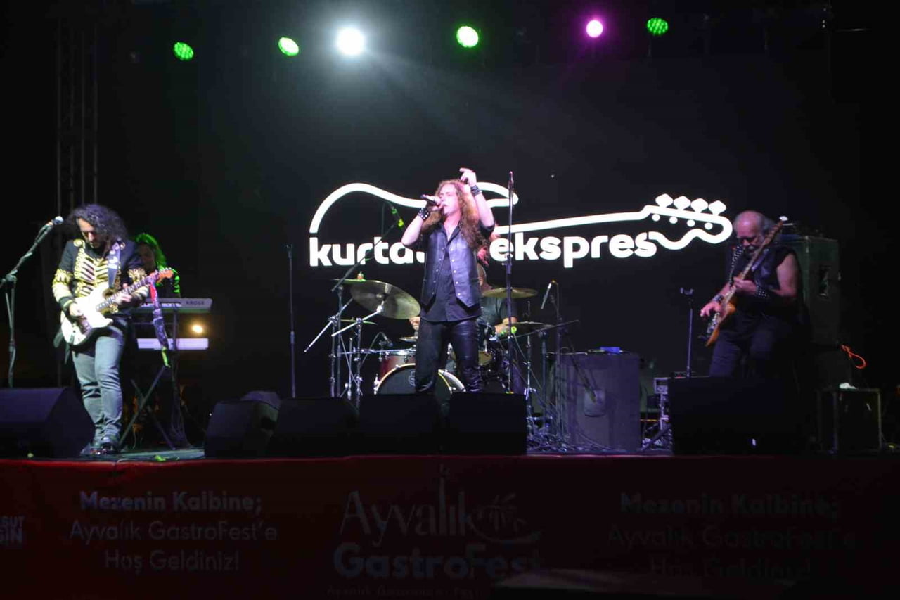KURTALAN EKSPRES AYVALIK GASTROFEST’TE NOSTALJİ RÜZGÂRI ESTİRDİ