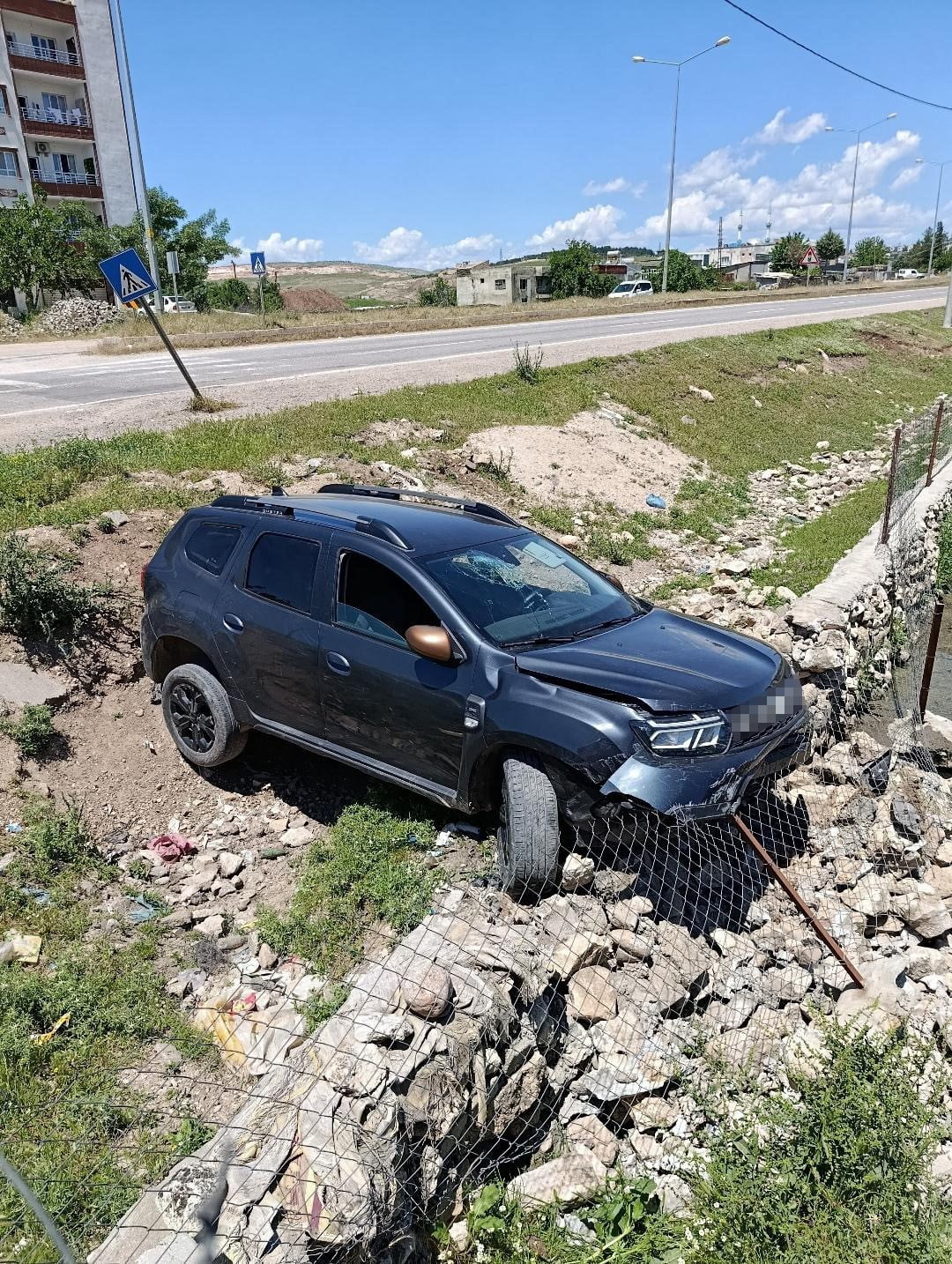 KURTALAN İLÇESİNDE VİRAJDA MEYDANA GELEN KAZADA YOLDAN ÇIKAN OTOMOBİLDEKİ 2 KİŞİ...