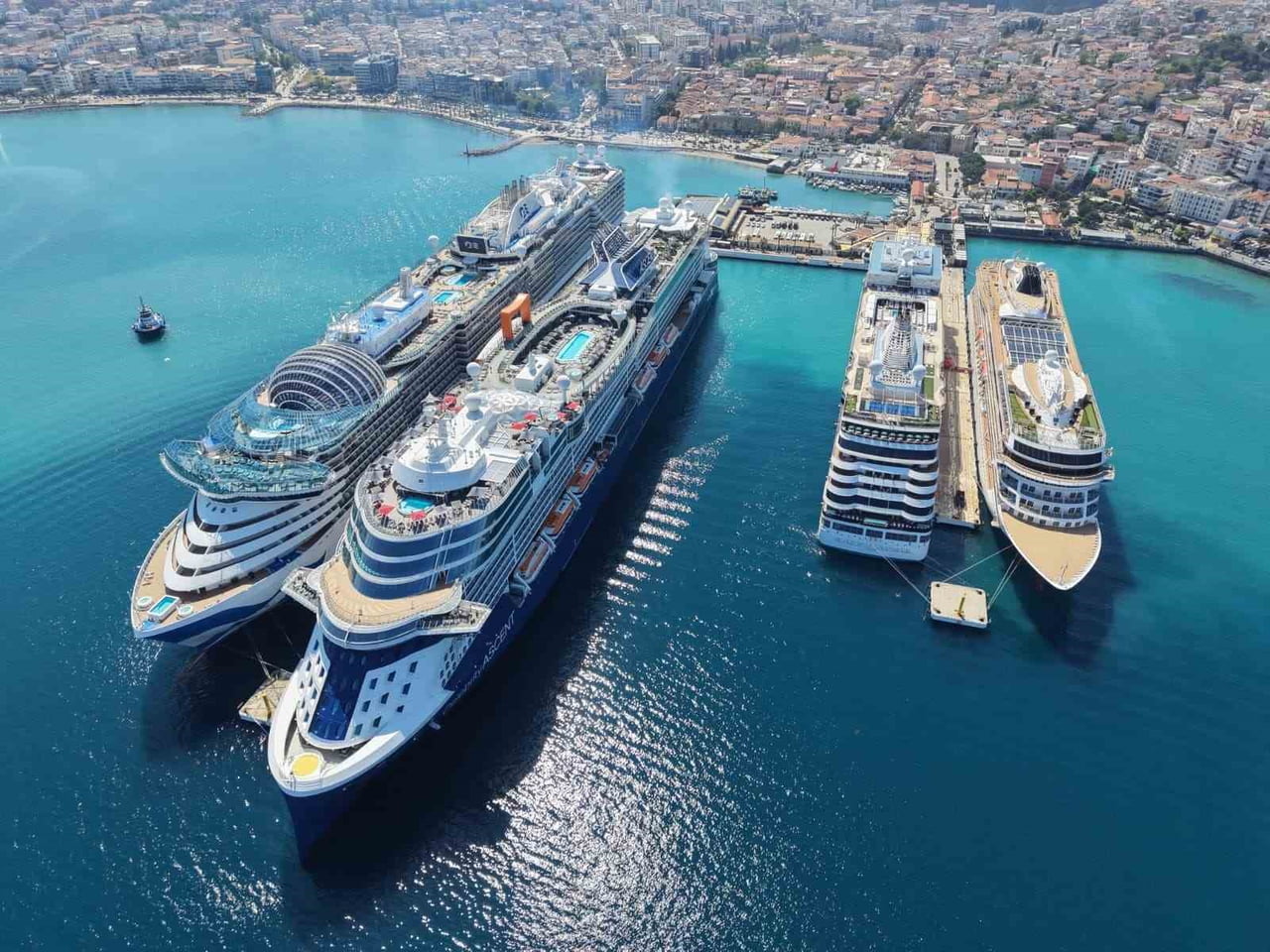 KUŞADASI'NA 4 GEMİ İLE 10 BİN 800 TURİST GELDİ