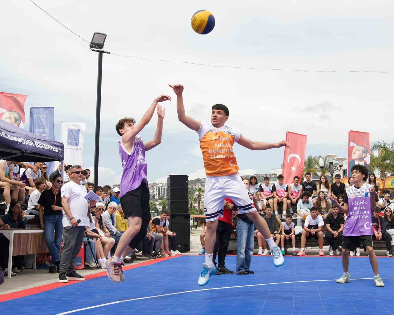 KUŞADASI'NDA 3X3 BASKETBOL TURNUVASI BAŞLADI