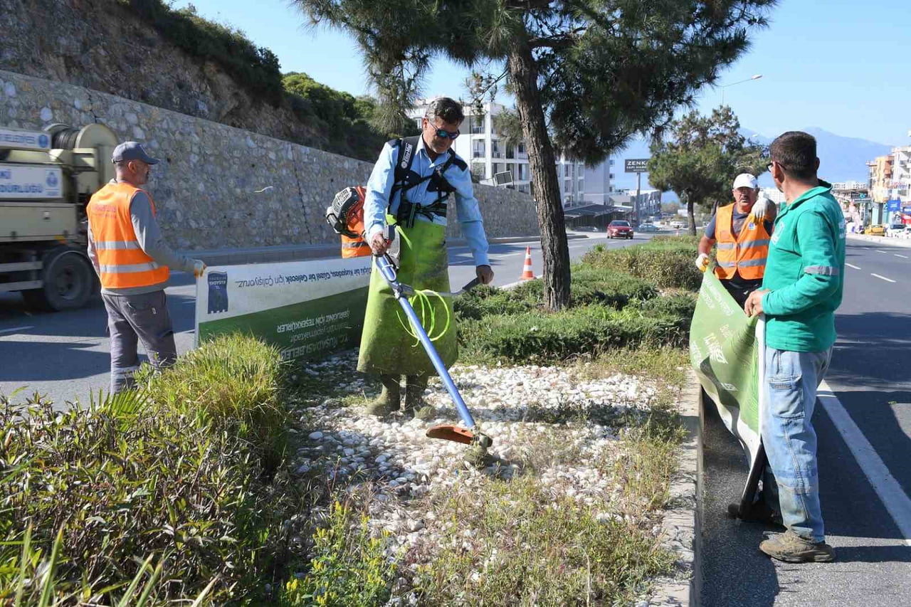 KUŞADASI BELEDİYESİ PARK VE BAHÇELER MÜDÜRLÜĞÜ EKİPLERİ, YAKLAŞAN KURBAN BAYRAMI ÖNCESİNDE KENT...