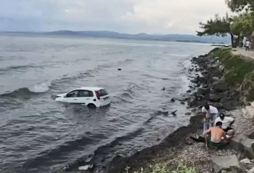 KUŞADASI’NDA OTOMOBİL DENİZE UÇTU: 1 YARALI