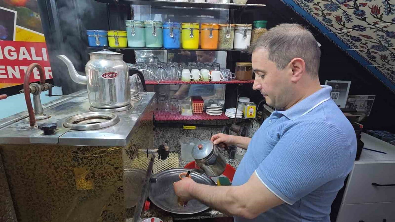 KÜTAHYA'DA BİR ESNAF 3 METREKARELİK İŞYERİNİ SANAT ESERİNE DÖNÜŞTÜRDÜ